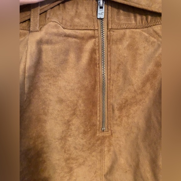 Perfect for Fall - Hollister soft, brown mini skirt - Picture 4 of 6